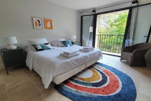 4 habitaciones, tabla de planchar con plancha, wifi y ropa de cama 