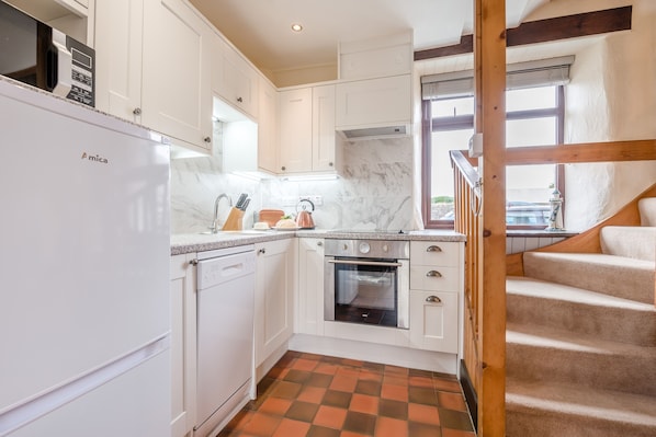 Fridge, oven, dishwasher, cookware/dishes/utensils