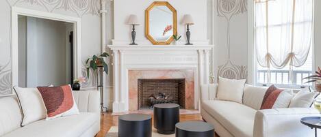 Een 55-inch lcd-televisie met digitale zenders en een printer