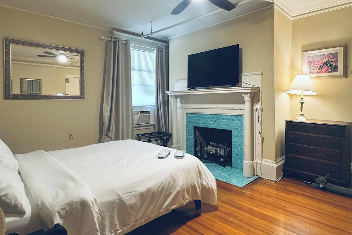 Quarto standard, 1 cama Queen (Room 2) | 1 quarto, escrivaninha, ferros/tábuas de passar roupa, Wi-Fi de cortesia