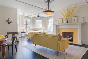 Escritorio, tabla de planchar con plancha y wifi gratis 