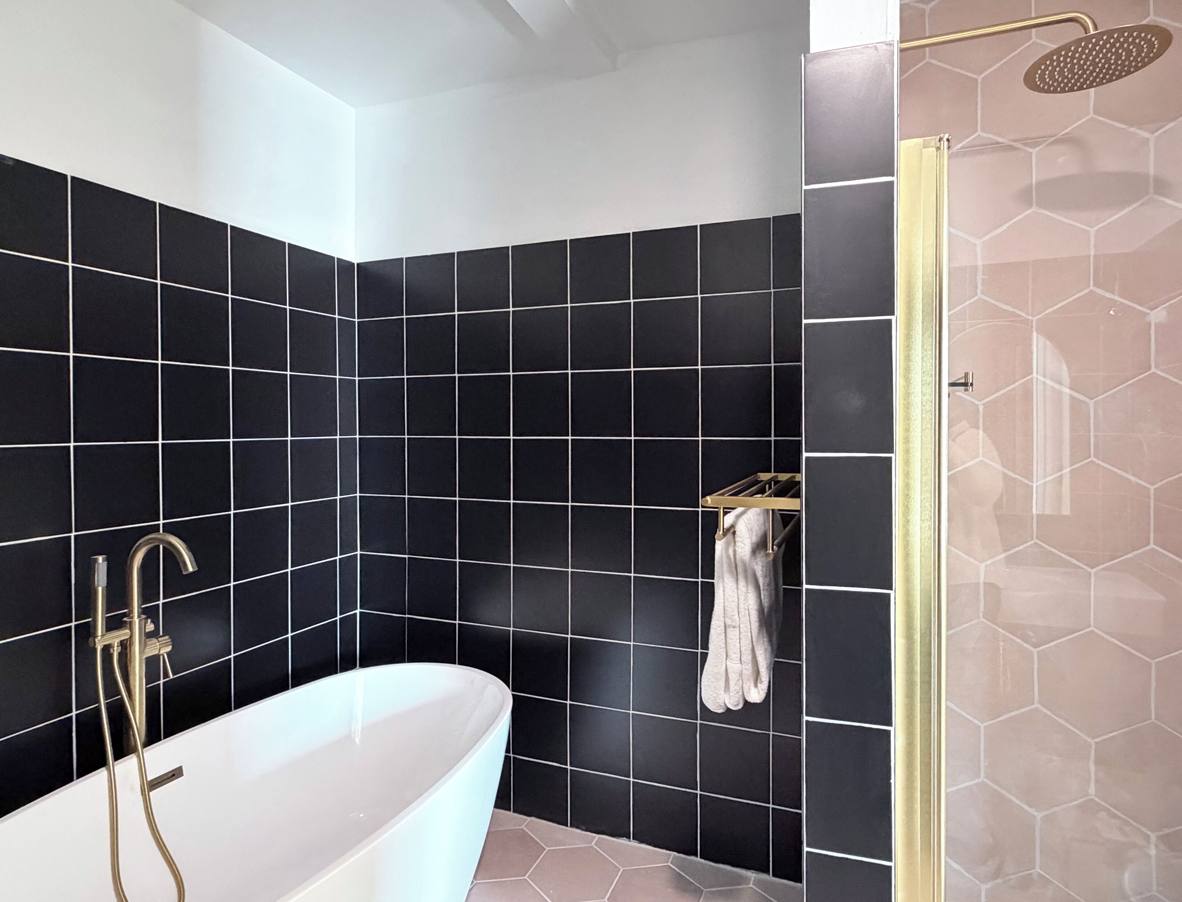 Kamar Deluks, 1 Tempat Tidur Queen (Room 5) | Kamar mandi | Kombinasi shower/bathtub, pengering rambut, sandal, dan handuk