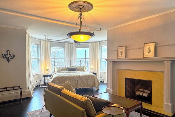 Romantic Room, 1 King Bed (Room 4) | Desk, iron/ironing board, free WiFi