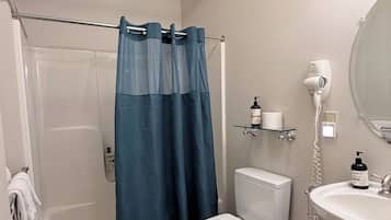 Un baño con bañera, inodoro y lavamanos.