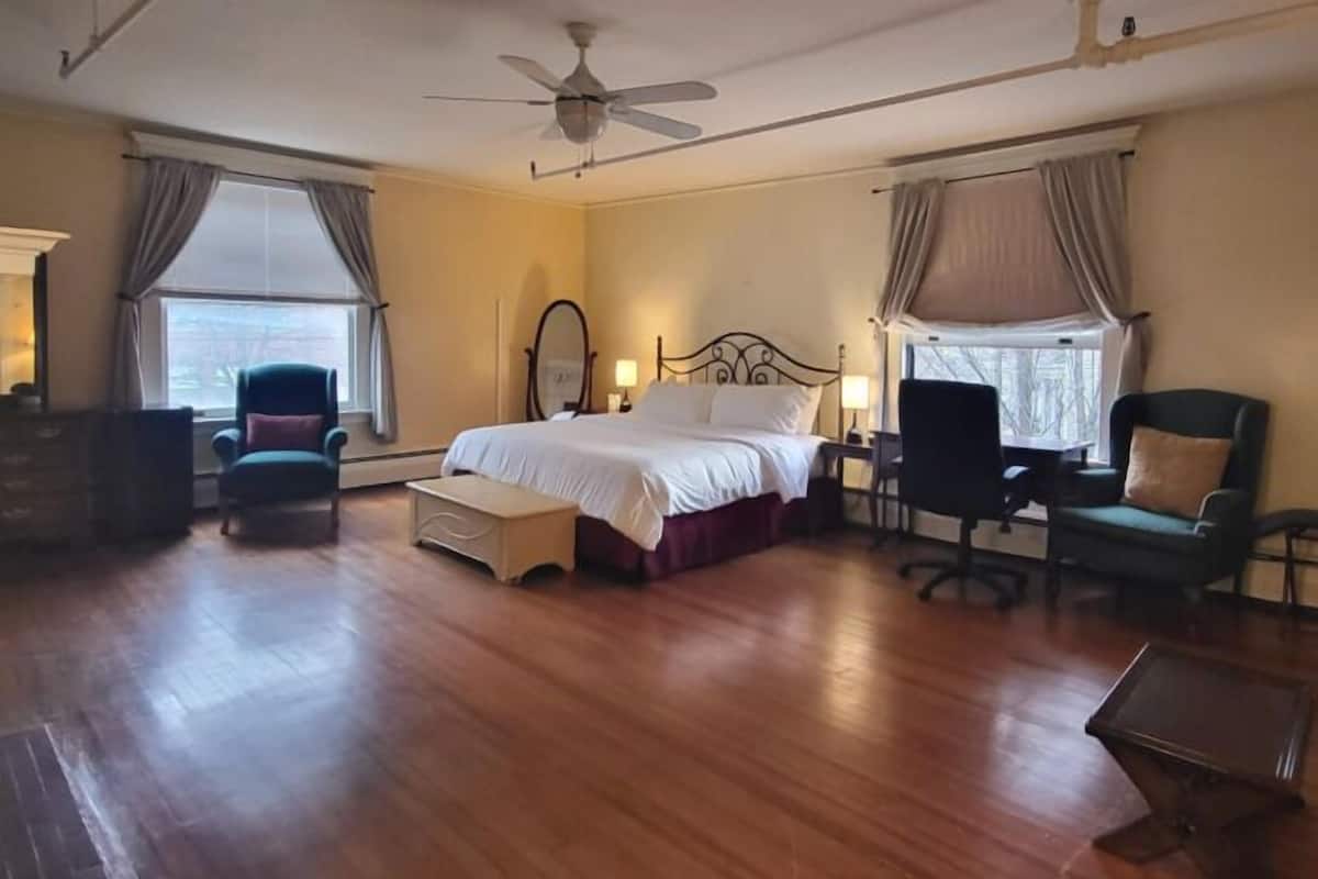 Habitación Deluxe, 1 cama Queen size (Room 3) | Escritorio, tabla de planchar con plancha y wifi gratis