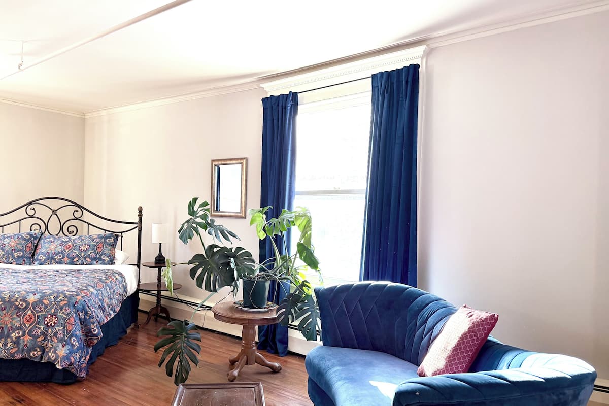 Deluxe Room, 1 Queen Bed (Room 3) | Desk, iron/ironing board (on request), WiFi (free)