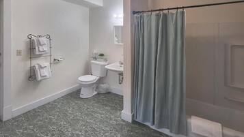 Ein Badezimmer mit Toilette, Waschbecken und Duschvorhang.