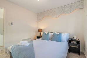 2 Schlafzimmer, Schreibtisch, Bügeleisen/Bügelbrett, Reisekinderbett