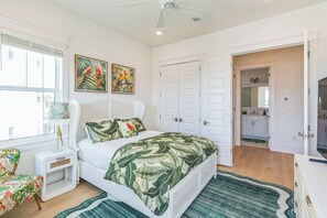 6 bedrooms, desk, iron/ironing board, free WiFi - Blue Water Paradise! NEW PRIVATE POOL! 6-bdrm near beaches, restaurants, 8 bikes (Santa Rosa Beach)