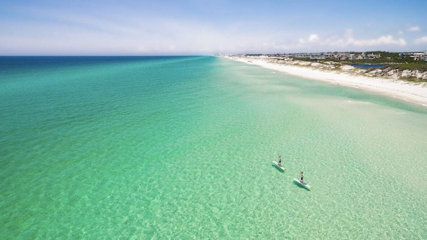 A clear view of a beach with two people paddling kayaks. - Blue Water Paradise! NEW PRIVATE POOL! 6-bdrm near beaches, restaurants, 8 bikes (Santa Rosa Beach)