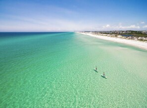A clear view of a beach with two people paddling kayaks. - Blue Water Paradise! NEW PRIVATE POOL! 6-bdrm near beaches, restaurants, 8 bikes (Santa Rosa Beach)