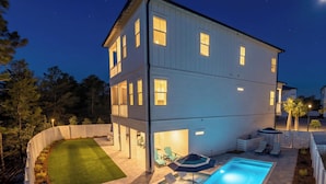 A two-story house with a swimming pool, outdoor seating, and a fenced yard. - Blue Water Paradise! NEW PRIVATE POOL! 6-bdrm near beaches, restaurants, 8 bikes (Santa Rosa Beach)