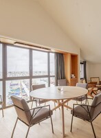 Suite Élite, vue marina | Coin séjour | Télévision