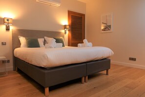 Junior suite, uitzicht op de stad | 1 slaapkamer, luxe beddengoed, een bureau, een laptopwerkplek
