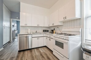 Private kitchen - Chic 2-bedroom apartment in marvelous Lakeview/LincolnPark/Wrigley with WiFi/AC (Chicago)