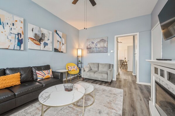 Living area - Chic 2-bedroom apartment in marvelous Lakeview/LincolnPark/Wrigley with WiFi/AC (Chicago)