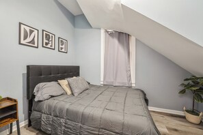2 bedrooms, iron/ironing board, WiFi, bed sheets - Chic 2-bedroom apartment in marvelous Lakeview/LincolnPark/Wrigley with WiFi/AC (Chicago)