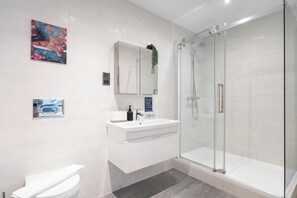 Douche, séchoir à cheveux, shampooing