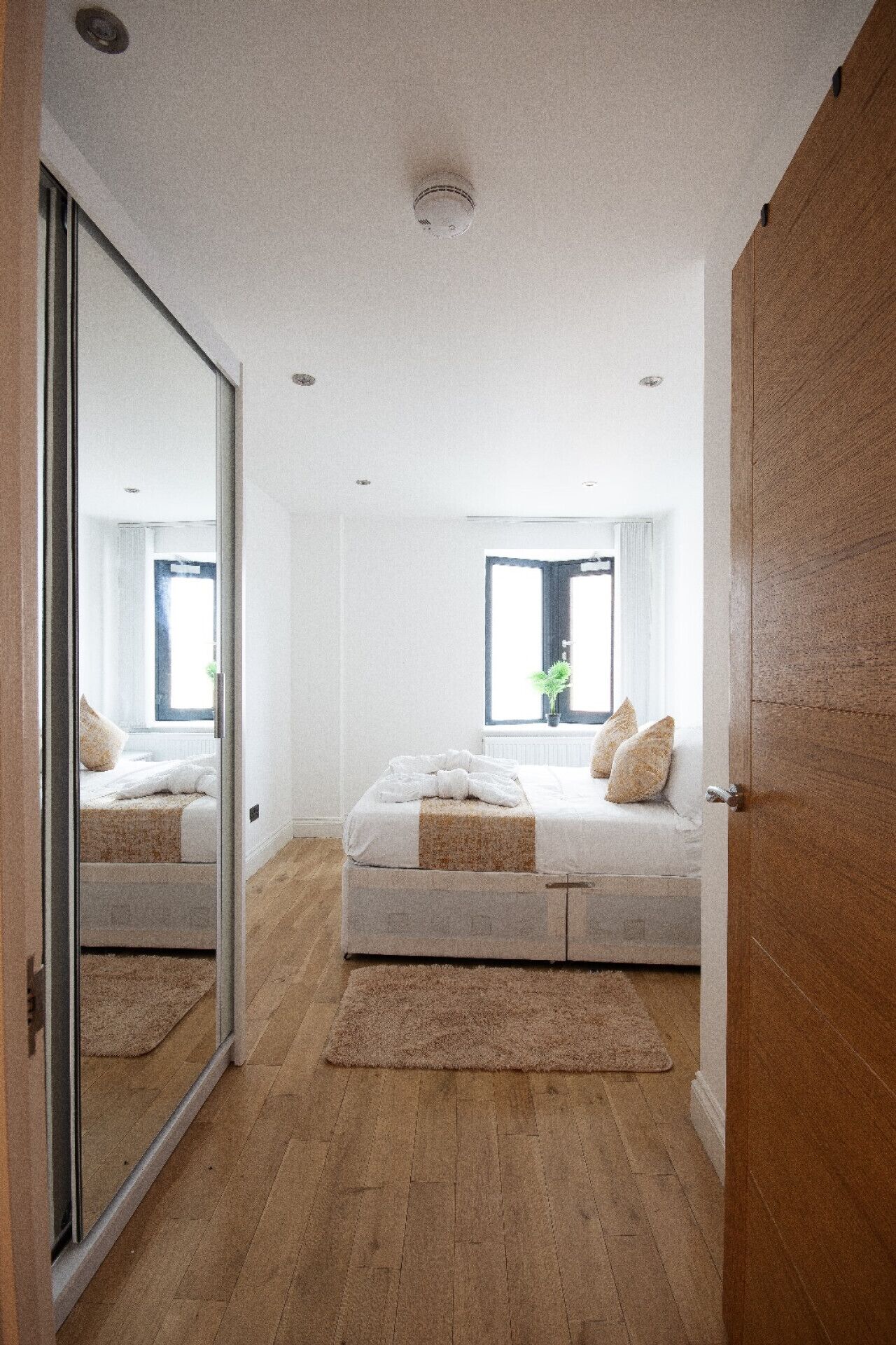 2 Schlafzimmer, Schreibtisch, Bügeleisen/Bügelbrett, Reisekinderbett