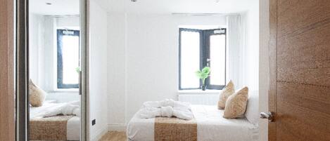 2 Schlafzimmer, Schreibtisch, Bügeleisen/Bügelbrett, Reisekinderbett