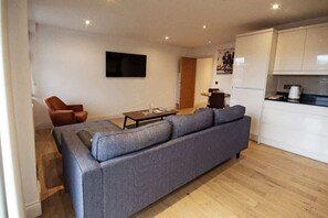 Smart TV, offices - Modern Hoxton 2BR 2 Bath Flat W/ Balcony Sleeps 6 (Greater London)
