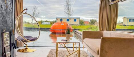 ラグジュアリー モバイルホーム | リビングルーム