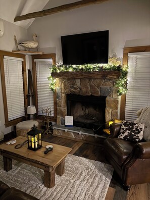 Smart TV, fireplace, table tennis, printers - 4 Bedroom, 2 Bath Getaway With Rustic Charm. (Tannersville)