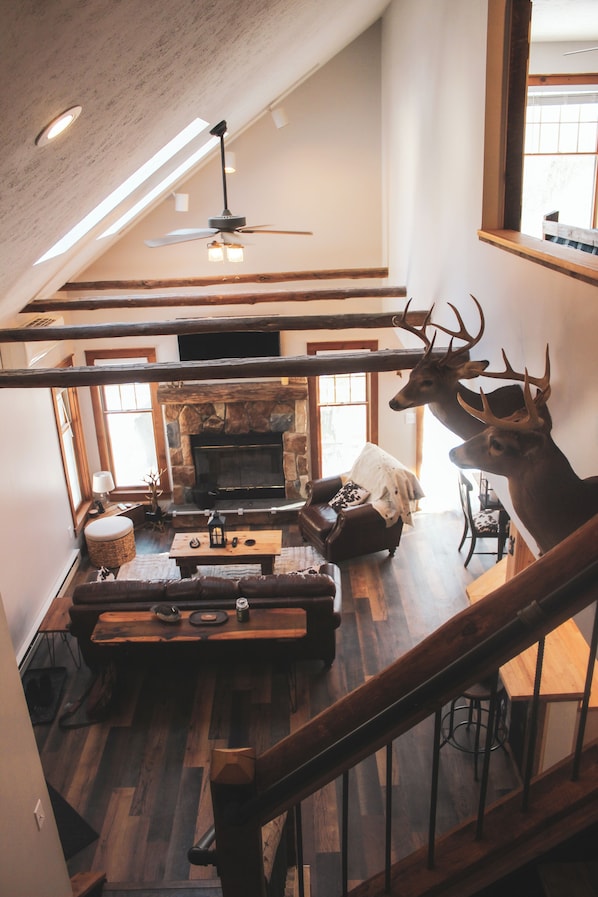 Smart TV, chimenea, mesa de ping pong, impresora