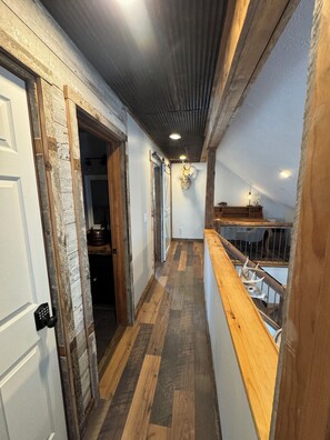 Interior - 4 Bedroom, 2 Bath Getaway With Rustic Charm. (Tannersville)