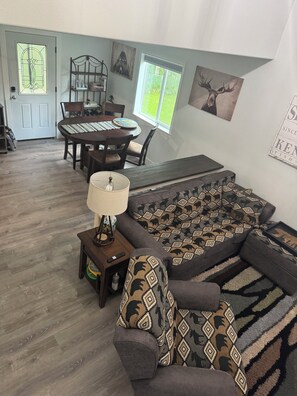 Living area - Adorable duplex with WiFi in charming Soldotna (Soldotna)