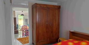 1 bedroom, free WiFi, bed sheets - LA MAISON BLEUE, 2 rooms with kitchenette + pool, spa, tennis, pétanque (Toulon)