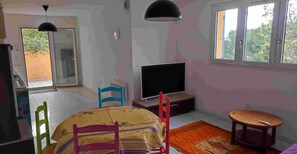 Dining - LA MAISON BLEUE, 2 rooms with kitchenette + pool, spa, tennis, pétanque (Toulon)