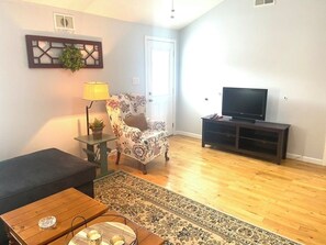 Smart TV - Long term chic en suite 2 bedroom Corp Rental in N. Knox/Powell with WiFi, AC (Powell)