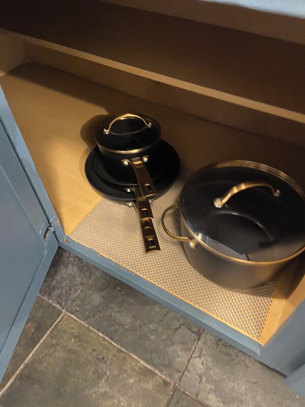 A kitchen with a countertop and a cabinet. - Long term chic en suite 2 bedroom Corp Rental in N. Knox/Powell with WiFi, AC (Powell)