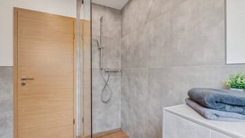 Dusche, Haartrockner, HandtĂŒcher, Seife