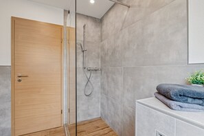 Douche, sèche-cheveux, serviettes fournies, savon