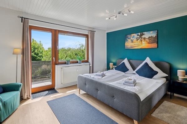 Schlafzimmer mit Blick auf den Garten.