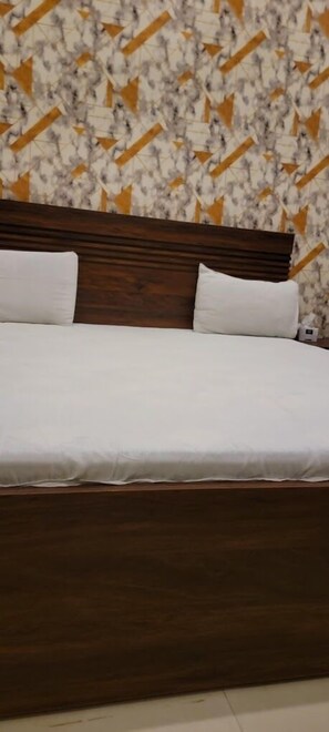 Dobbeltrom – deluxe, byutsikt | Lydisolert, strykejern/-brett og wi-fi (inkludert)