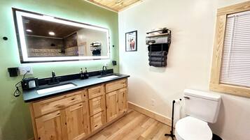 Dusj, håndklær, såpe og sjampo