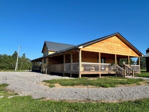 Exterior - Unique & Cozy Getaway Cabin king bed only 15min from Town (Crossville)