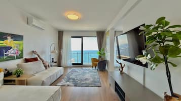 Leilighet – comfort, balkong, sjøutsikt | Oppholdsområde | LCD-TV