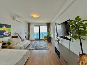 Leilighet – comfort, balkong, sjøutsikt | Oppholdsområde | LCD-TV