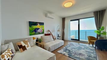 Leilighet – comfort, balkong, sjøutsikt | Oppholdsområde | LCD-TV