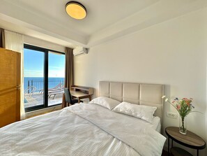 Individually decorated, individually furnished, desk, laptop workspace - Apartments Azimut Rezevici (Petrovac)