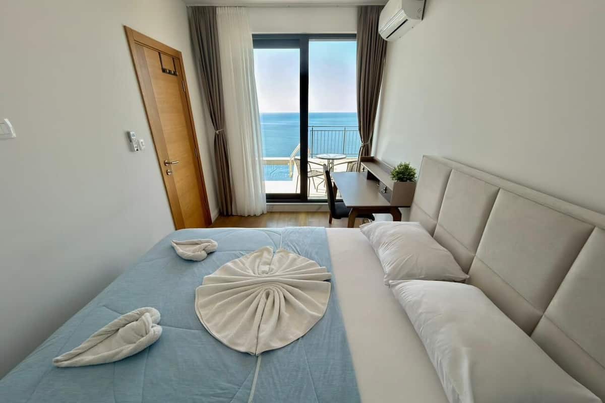 Appartement familial, piscine privée, vue sur la mer | Décor unique, ameublement unique, bureau