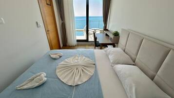 Familieleilighet, privat basseng, sjøutsikt | Individuelt dekorert, individuelt innredet og skrivebord