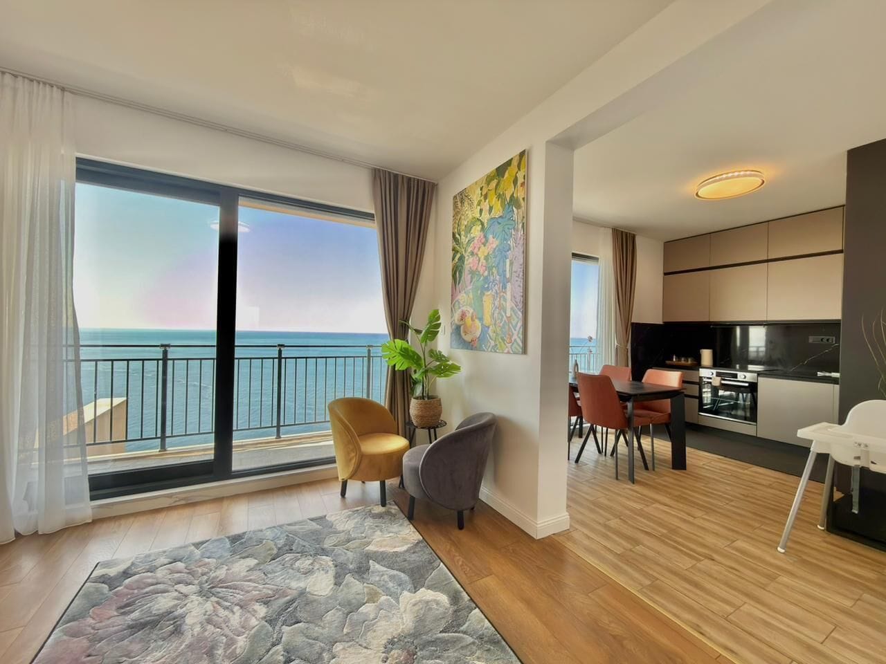 Apartemen Comfort, balkon, pemandangan laut | Area keluarga | TV LCD