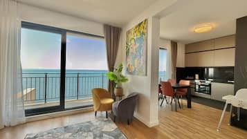 Apartemen Comfort, balkon, pemandangan laut | Area keluarga | TV LCD