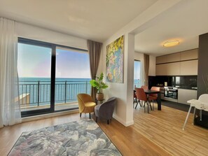 Leilighet – comfort, balkong, sjøutsikt | Oppholdsområde | LCD-TV