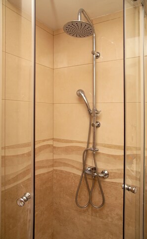 Ducha, artículos de tocador gratuitos, secador de pelo, toallas
